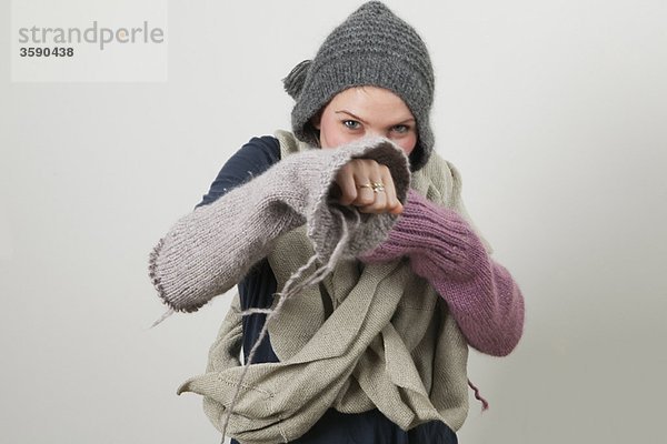 Frau in Strickboxen