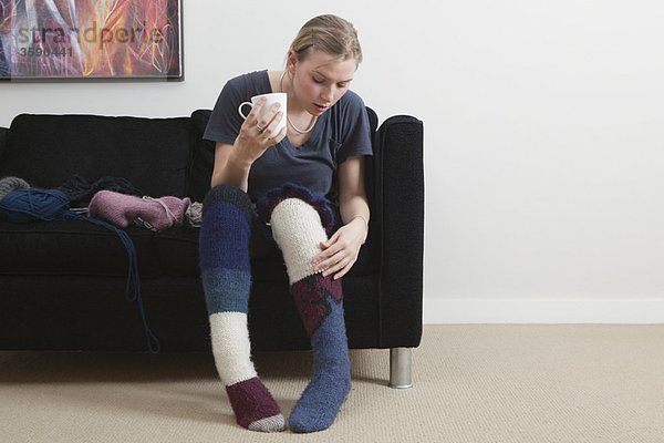 Frau bewundert hausgemachte Socken