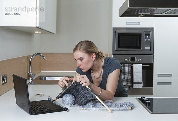 Frau nach Strickmuster on line