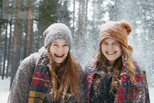 Junge Frauen draußen bei starkem Schneefall