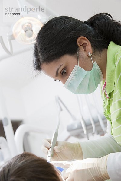 Zahnarzt mit Patient in der Chirurgie