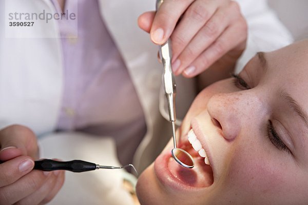 Zahnarzt überprüft die Zähne des Patienten