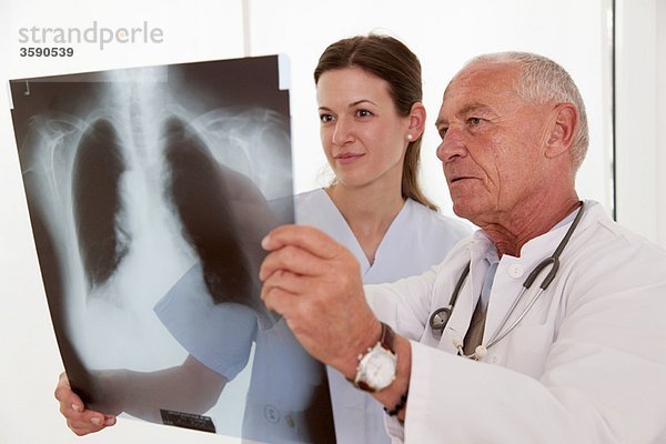 Arzt und Krankenschwester bei der Röntgenaufnahme