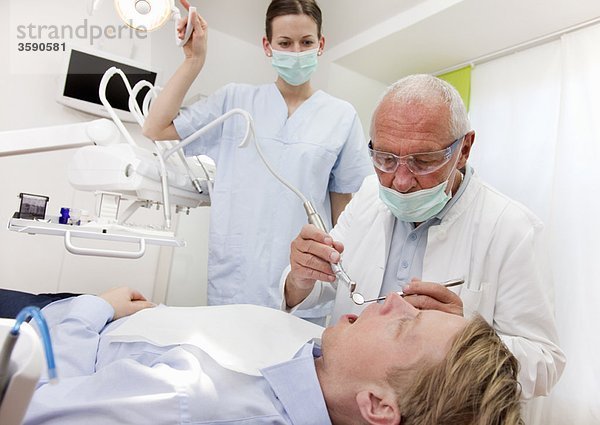 Zahnarzt mit Patient in der Chirurgie