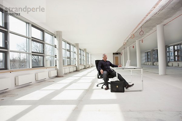 Geschäftsmann sitzt im zukünftigen Büro