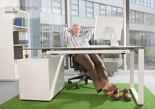 Mann im Büro mit grünem Teppich