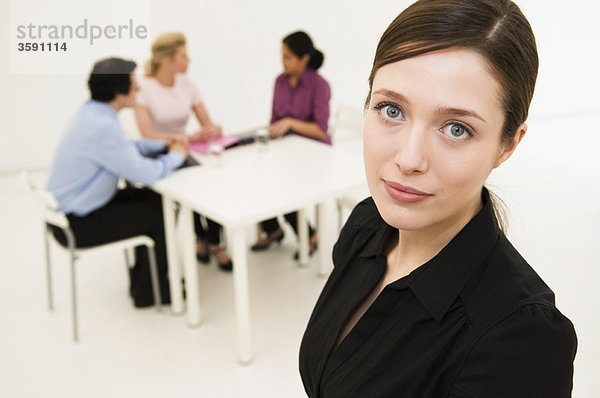 Professionelle Frauen schauen zur Kamera