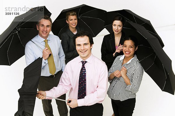 Gruppe von Geschäftsleuten mit Regenschirmen