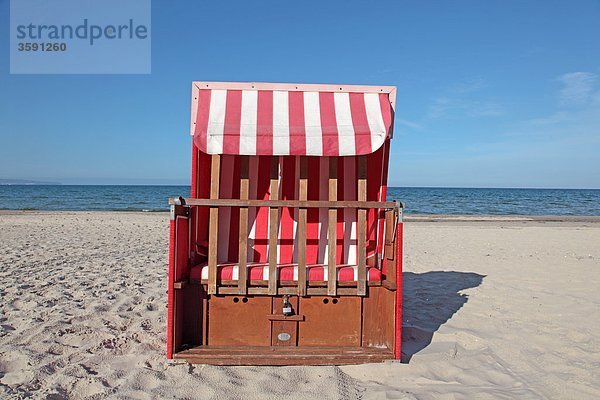 Verschlossener Strandkorb am Strand von Kühlungborn  Deutschland