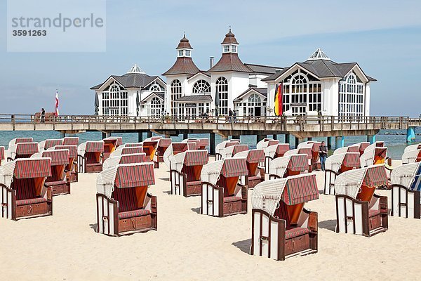 Strand von Sellin mit Seebrücke  Rügen  Deutschland