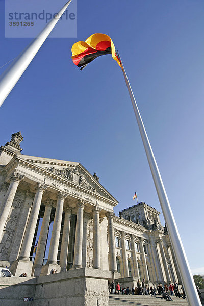Menschenschlange vor dem Reichstag  Berlin  Deutschland  Flachwinkelansicht
