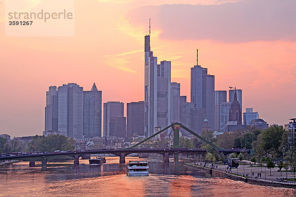 Skyline von Frankfurt am Main bei Sonnenuntergang  Deutschland