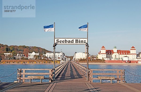 Seebrücke in Binz mit Kurhaus im Hintergrund  Rügen  Deutschland