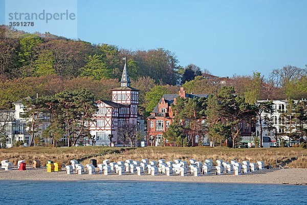 Strand mit Strandkörben und Strandpromenade in Binz  Rügen  Deutschland