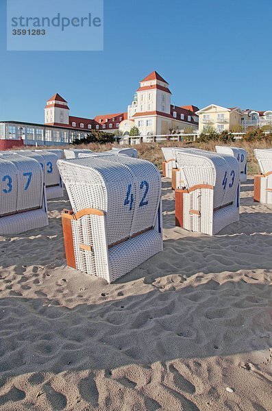 Strand mit Strandkörben und Kurhaus in Binz  Rügen  Deutschland