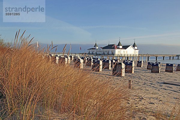 Strand von Ahlbeck mit Seebrücke  Usedom  Deutschland