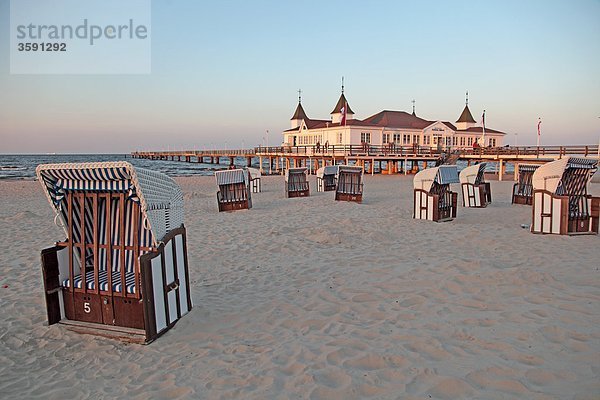 Strand von Ahlbeck mit Seebrücke  Usedom  Deutschland