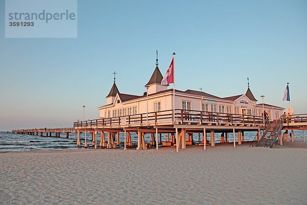 Strand von Ahlbeck mit Seebrücke  Usedom  Deutschland