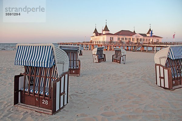 Strand von Ahlbeck mit Seebrücke  Usedom  Deutschland