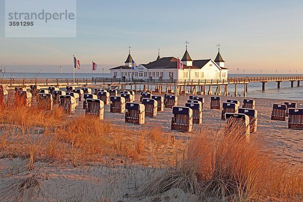 Strand von Ahlbeck mit Seebrücke  Usedom  Deutschland