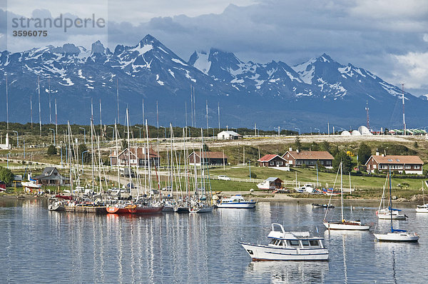 Blick auf Ushuaia mit Jachthafen  Tierra del Fuego  Argentinien