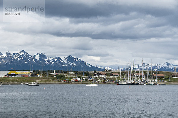 Blick auf Ushuaia mit Jachthafen  Tierra del Fuego  Argentinien