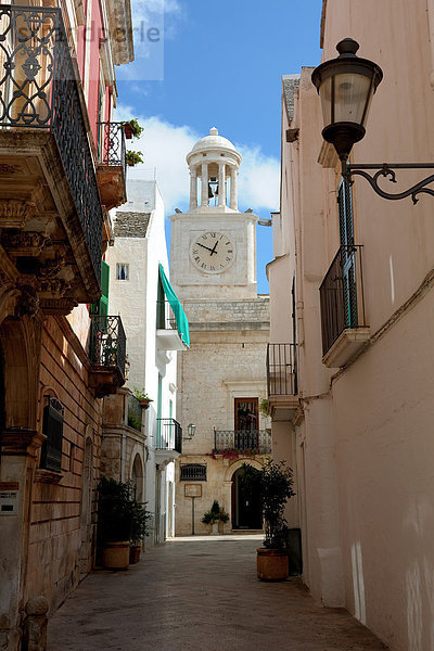 Gasse mit Blick auf eine Kirche  Locorotondo  Italien