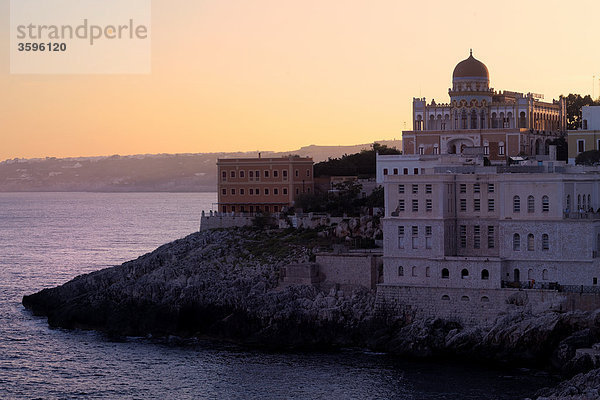 Blick auf Santa Cesarea Terme am Abend  Italien