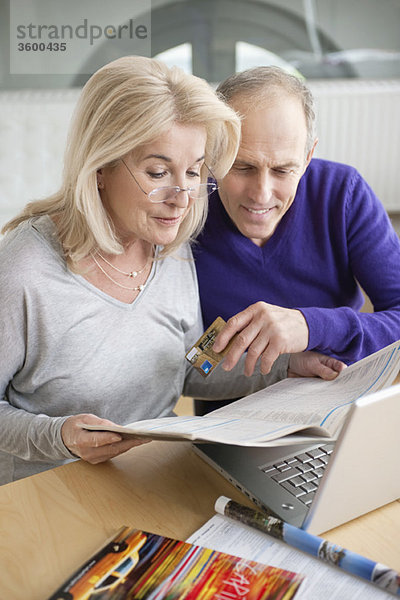 Paare online einkaufen mit einem Laptop