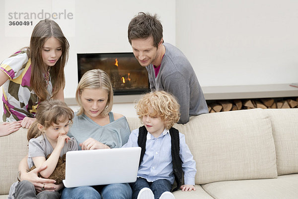 Familie mit einem Laptop