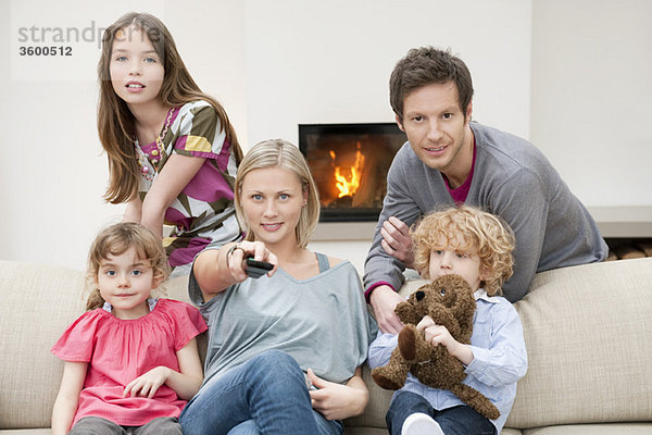 Familie beim Fernsehen