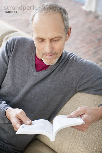 Mann beim Lesen eines Buches