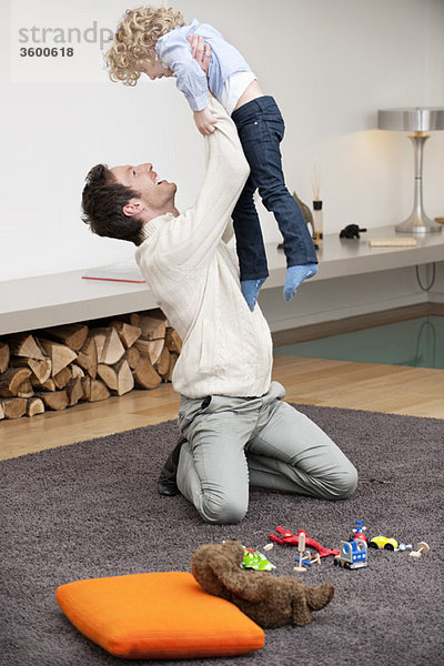 Mann spielt mit seinem Sohn