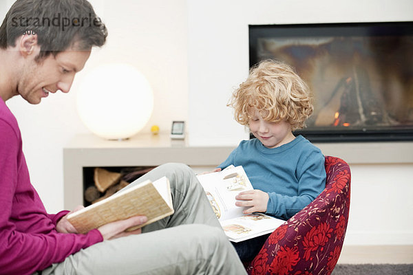 Der Mensch und sein Sohn beim Lesen von Büchern