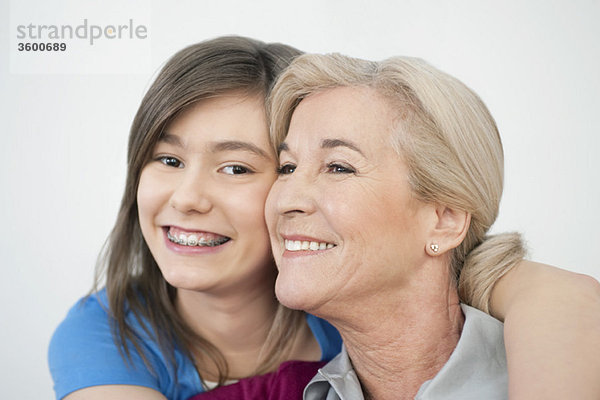 Nahaufnahme einer Frau  die mit ihrer Enkelin lächelt