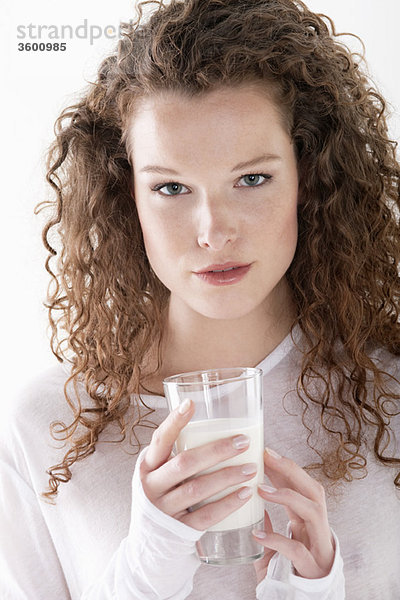 Porträt einer Frau mit einem Glas Milch
