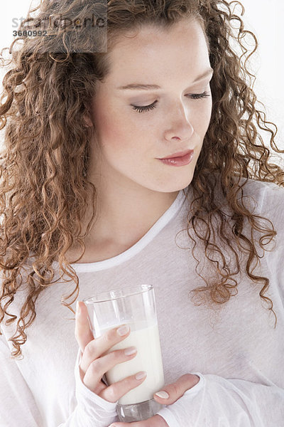 Nahaufnahme einer Frau mit einem Glas Milch