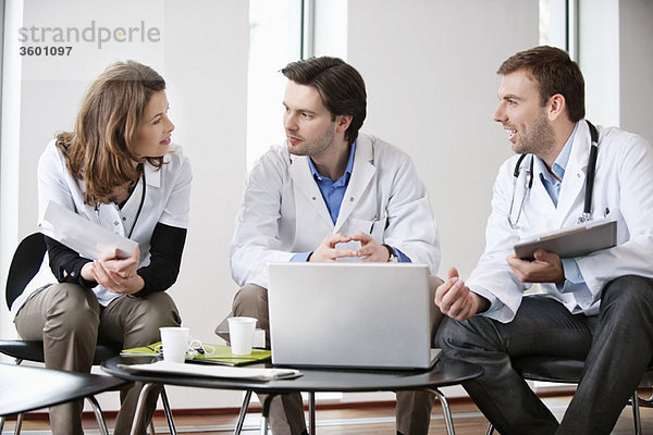 Drei Ärzte im Gespräch