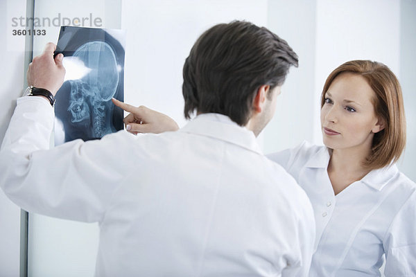 Zwei Ärzte bei der Untersuchung eines Röntgenbildes