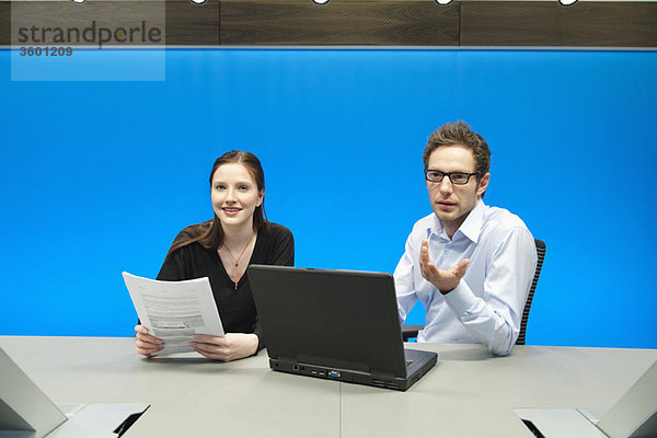 Geschäftsleute bei der Arbeit am Laptop im Konferenzraum