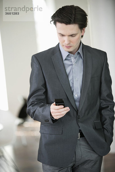 Geschäftsmann SMS auf dem Handy