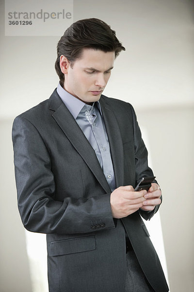 Geschäftsmann SMS auf dem Handy