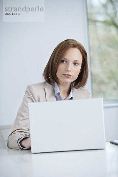 Geschäftsfrau bei der Arbeit am Laptop