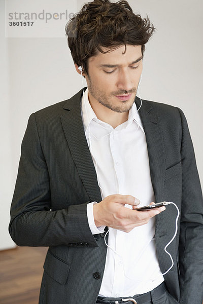 Geschäftsmann beim Musikhören mit dem Handy