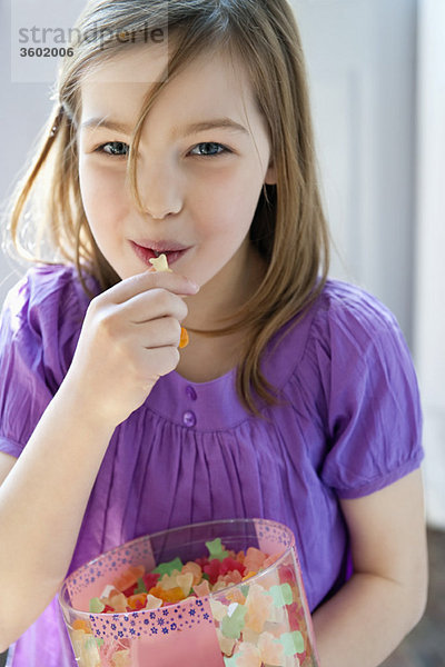 Porträt eines Mädchens  das Kaugummidrops isst
