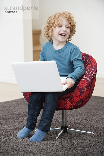 Junge mit einem Laptop