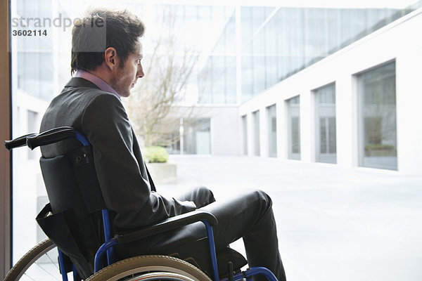 Behinderter Geschäftsmann im Rollstuhl sitzend