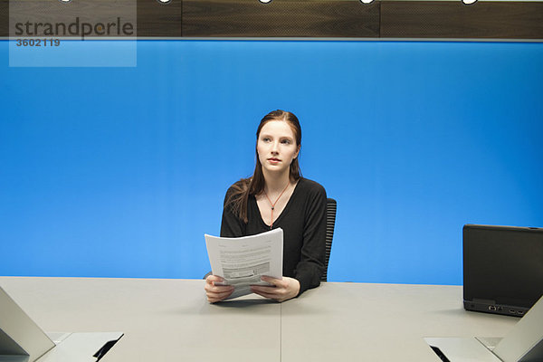 Geschäftsfrau beim Papierkram im Konferenzraum