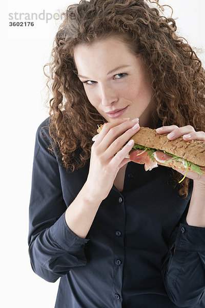 Frau isst ein Sandwich