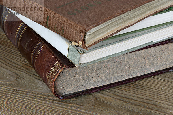 Stapel alter Bücher auf einem Holztisch  close-up